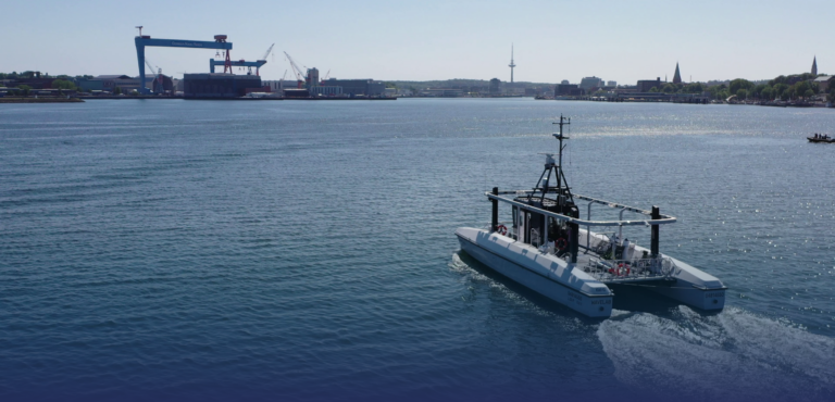 Die autonome Fähre CAPTN fährt über die Kieler Förde