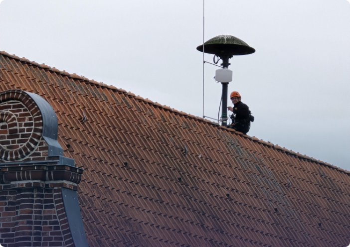 Installation einen Access Points auf dem Dach eines öffentlichen Gebäudes