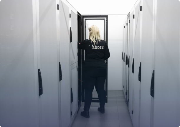 Mitarbeiterin im Rechenzentrum