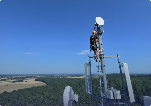 Richtfunkturm mit Mitarbeiter